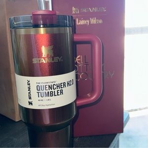 BRAND NEW LIMITED EDITION “COUNTRY GOLD” STANLEY x LAINEY WILSON 40OZ TUMBLER❤️